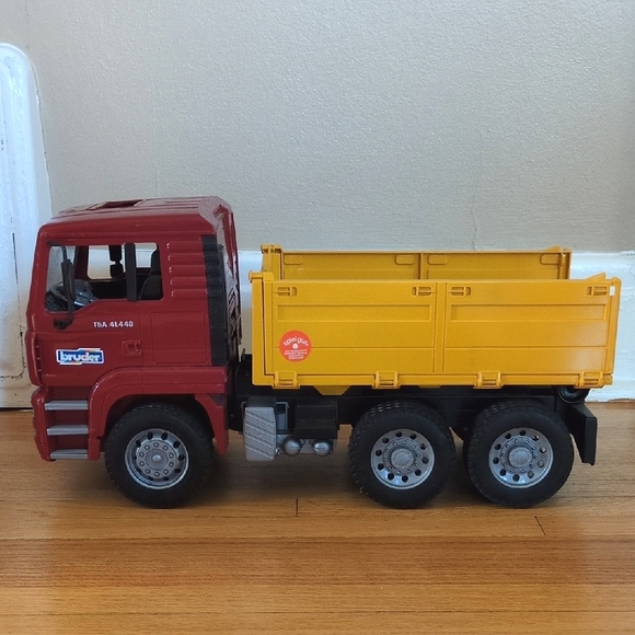 Bruder Tilting Flatbed Dump Truck - Picture 1 of 9